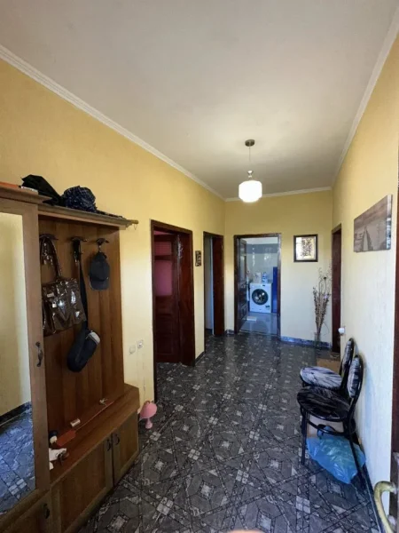 Durres, shes shtepi Kati 1, 125.000 € (HITET Shtepi Private • 1 Katshe + Truall Adresa: Shkolla Eftali Koci Sipërfaqja: 99 m² ndertim dhe 300 m² Çmimi: 125.000€)