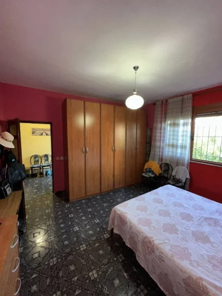 Durres, shes shtepi Kati 1, 125.000 € (HITET Shtepi Private • 1 Katshe + Truall Adresa: Shkolla Eftali Koci Sipërfaqja: 99 m² ndertim dhe 300 m² Çmimi: 125.000€)