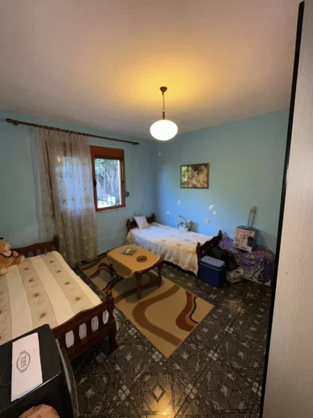 Durres, shes shtepi Kati 1, 125.000 € (HITET Shtepi Private • 1 Katshe + Truall Adresa: Shkolla Eftali Koci Sipërfaqja: 99 m² ndertim dhe 300 m² Çmimi: 125.000€)