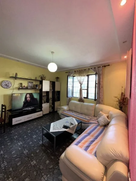 Durres, shes shtepi Kati 1, 125.000 € (HITET Shtepi Private • 1 Katshe + Truall Adresa: Shkolla Eftali Koci Sipërfaqja: 99 m² ndertim dhe 300 m² Çmimi: 125.000€)
