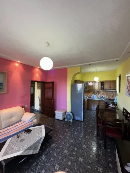 Durres, shes shtepi Kati 1, 125.000 € (HITET Shtepi Private • 1 Katshe + Truall Adresa: Shkolla Eftali Koci Sipërfaqja: 99 m² ndertim dhe 300 m² Çmimi: 125.000€)