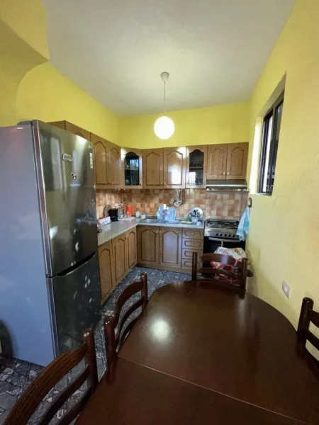 Durres, shes shtepi Kati 1, 125.000 € (HITET Shtepi Private • 1 Katshe + Truall Adresa: Shkolla Eftali Koci Sipërfaqja: 99 m² ndertim dhe 300 m² Çmimi: 125.000€)