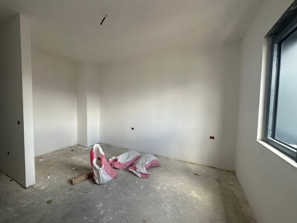 Tirane, shes apartament 2+1+Ballkon Kati 8, 108 m² 260.000 € (Nisheraku)