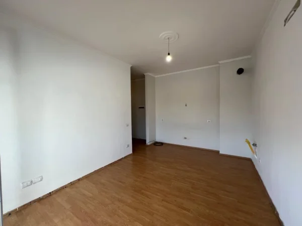 Tirane, jepet me qera apartament 1+1 Kati 8, 70 m² 700 € 