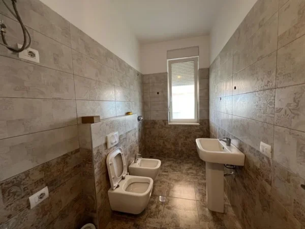Tirane, jepet me qera apartament 1+1 Kati 8, 70 m² 700 € 