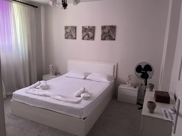 Tirane, jepet me qera apartament 2+1 Kati 2, 600 € (Nikolla Lena pran Spitali Gjerman)