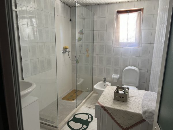 Tirane, jepet me qera apartament 2+1 Kati 2, 600 € (Nikolla Lena pran Spitali Gjerman)