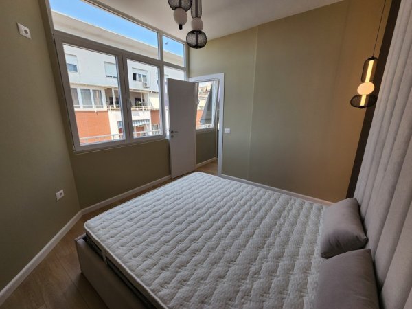 SHITET: 1+1 (Qendër - Rr. Kavajës 📍) 100% e rikonstruktuar - Pallat i Ri - Kati 7 (kati i fundit) Sip 57.6 m² 165.000€  Ideale për Investim | E kompletuar 100% e re