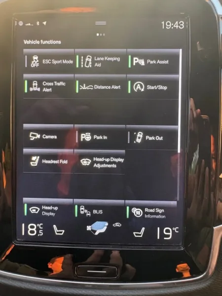 Tirane, shes SUV | Xhip Volvo XC90 R-Design Benzin, e bardhë tiptronik Klima 110.000 km 29.000 €