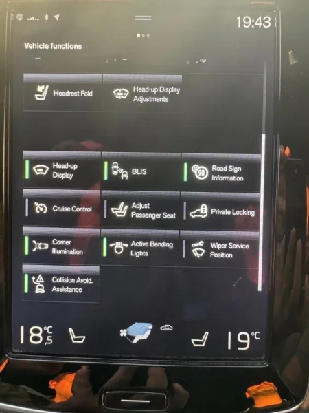 Tirane, shes SUV | Xhip Volvo XC90 R-Design Benzin, e bardhë tiptronik Klima 110.000 km 29.000 €