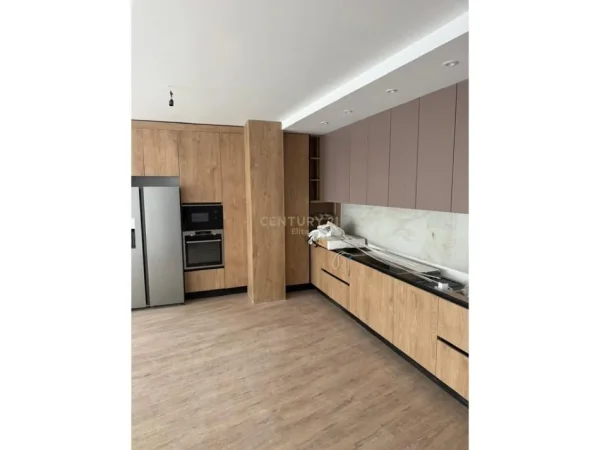 Tirane, jepet me qera apartament 2+1 Kati 5, 135 m² (JUVENILJA CASTELLO)