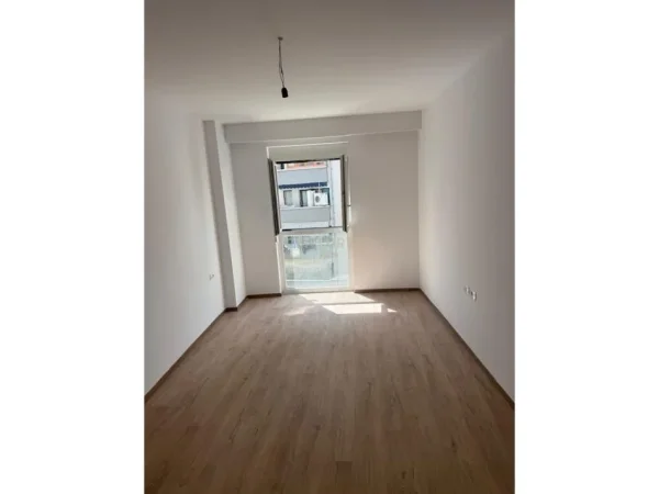 Tirane, jepet me qera apartament 2+1 Kati 5, 135 m² (JUVENILJA CASTELLO)