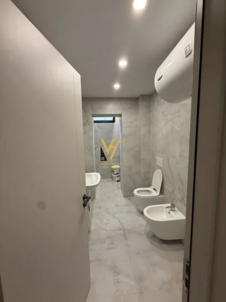 Tirane, jepet me qera ambjent biznesi Kati 0, 80 m² 1.500 € (blloku)