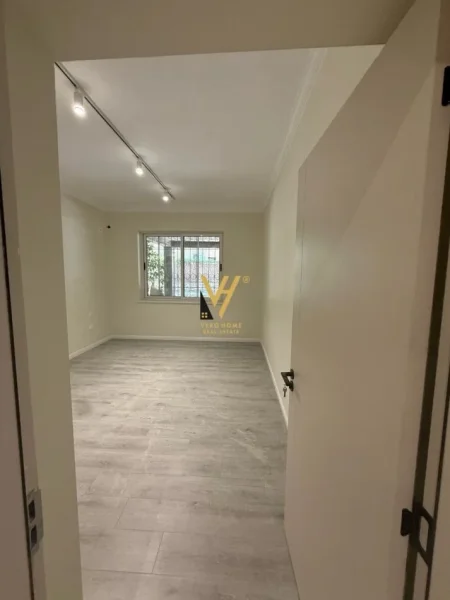 Tirane, jepet me qera ambjent biznesi Kati 0, 80 m² 1.500 € (blloku)