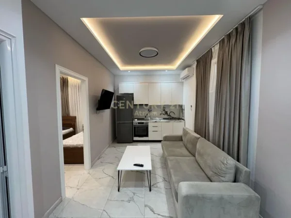 Tirane, jepet me qera apartament 1+1 , 40 m² 451 € (PRANE " SPITALIT AMERIKAN 2 " , RRUGA 5 MAJI !!)