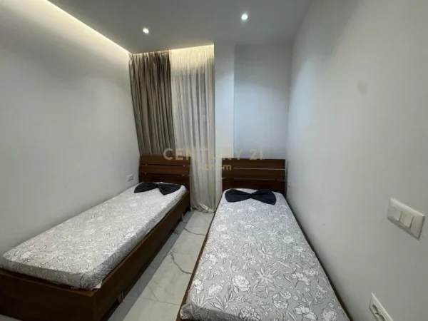 Tirane, jepet me qera apartament 1+1 , 40 m² 451 € (PRANE " SPITALIT AMERIKAN 2 " , RRUGA 5 MAJI !!)