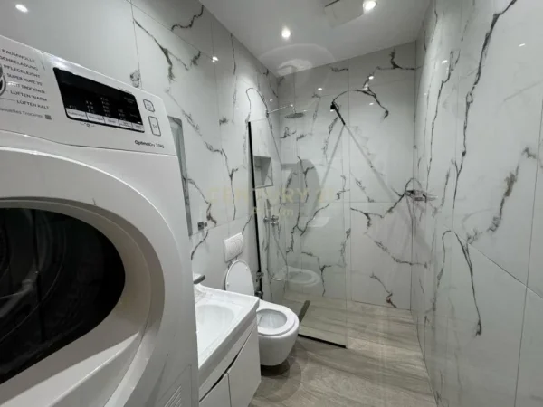 Tirane, jepet me qera apartament 1+1 , 40 m² 451 € (PRANE " SPITALIT AMERIKAN 2 " , RRUGA 5 MAJI !!)