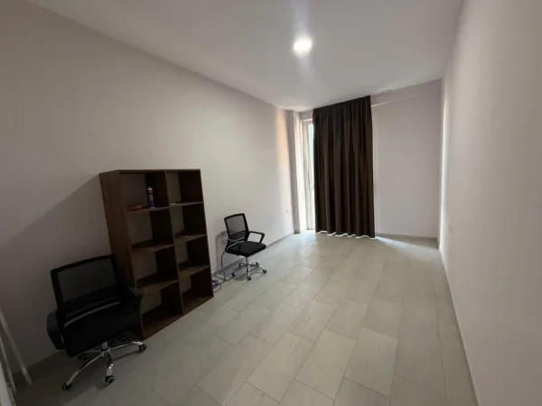 Tirane, jepet me qera zyre Kati 2, 73 m² 500 € (Square21)