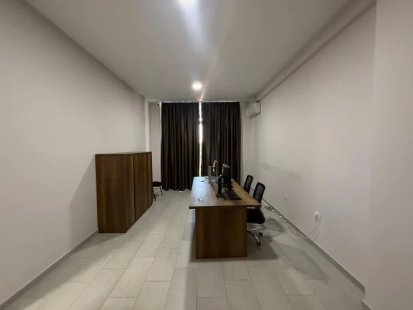 Tirane, jepet me qera zyre Kati 2, 73 m² 500 € (Square21)