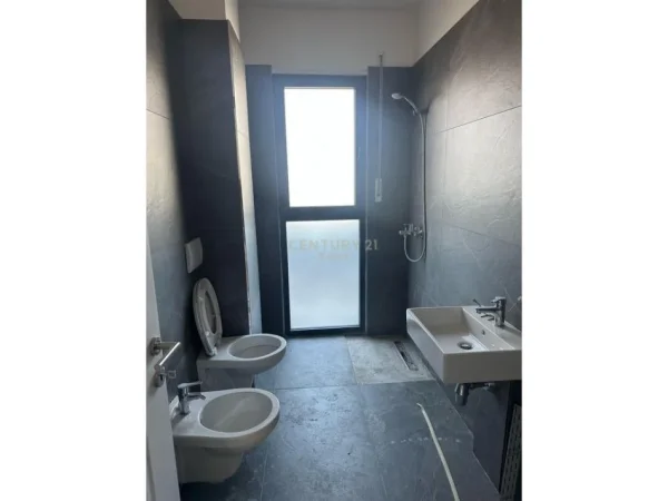 Tirane, jepet me qera zyre Kati 4, 113 m² 600 € (Bulevardi ri)