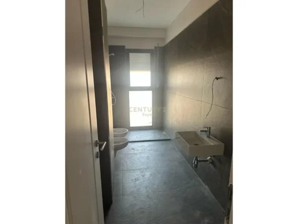 Tirane, jepet me qera zyre Kati 4, 113 m² 600 € (Bulevardi ri)