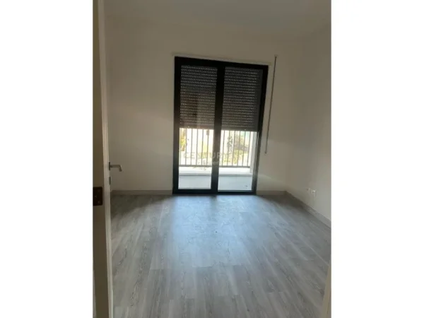 Tirane, jepet me qera zyre Kati 4, 113 m² 600 € (Bulevardi ri)
