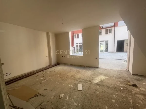 Tirane, shitet apartament duplex 3+1 Kati 1, 243 m² 200.000 € (Selite)