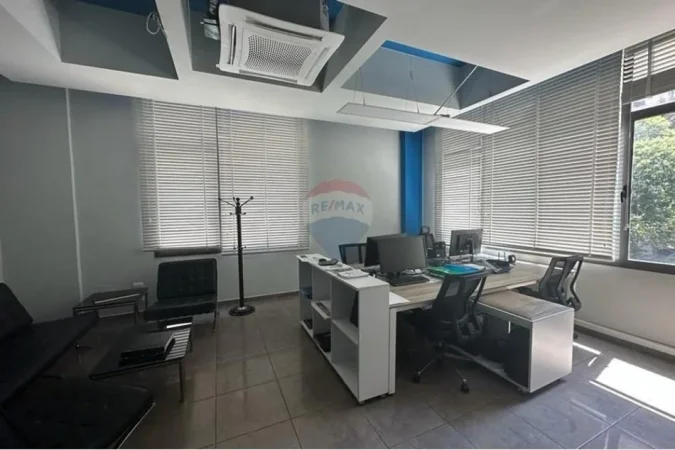 Tirane, jepet me qera zyre , 90 m² 900 € (Komuna e Parisit)