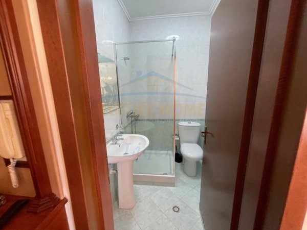 Tirane, jepet me qera apartament 3+1 Kati 3, 118 m² 1.000 € 