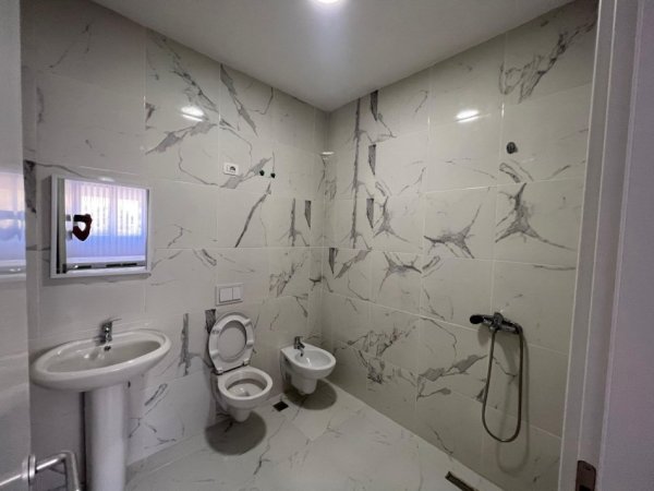 Tirane, jepet me qera apartament 2+1 Kati 1, 90 m² 600 € 