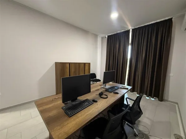 Tirane, jepet me qera zyre Kati 2, 75 m² 500 € (SQUARE 21)