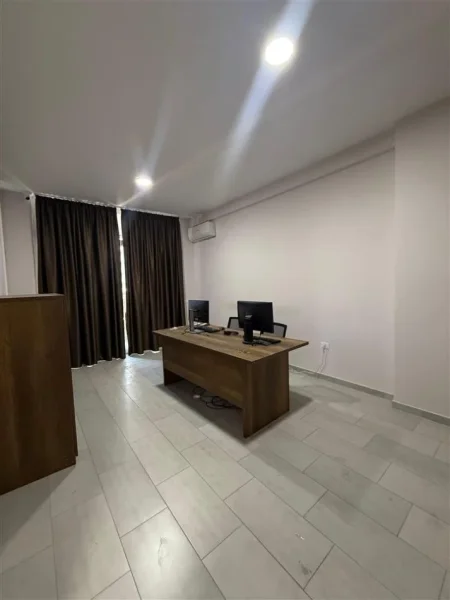 Tirane, jepet me qera zyre Kati 2, 75 m² 500 € (SQUARE 21)
