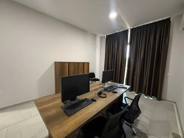 Tirane, jepet me qera zyre Kati 2, 75 m² 500 € (Rruga e Kavajes)