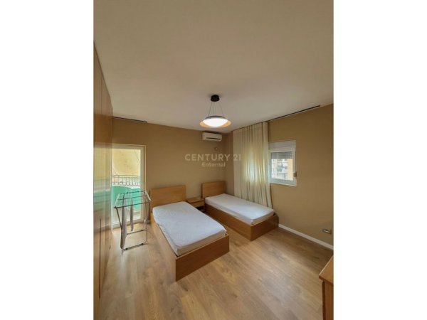 Tirane, jepet me qera apartament 2+1 Kati 3, 103 m² 1.000 € (Komunën e Parisit)