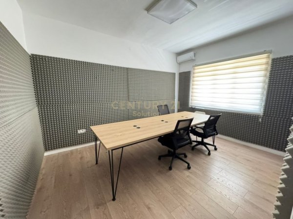 Tirane, jepet me qera zyre Kati 3, 109 m² 850 € (Bllok)