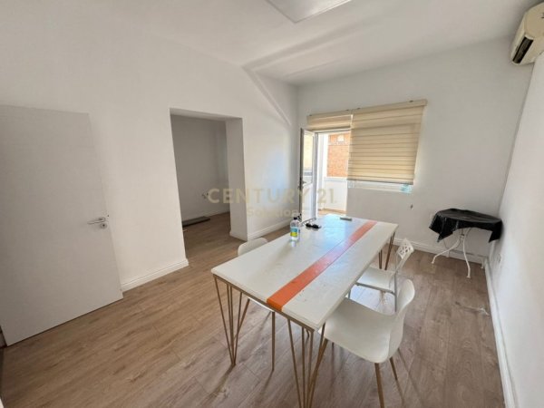 Tirane, jepet me qera zyre Kati 3, 109 m² 850 € (Bllok)
