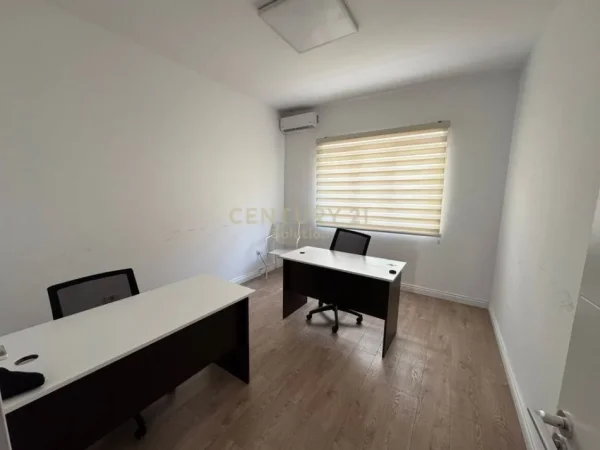 Tirane, jepet me qera zyre Kati 3, 109 m² 850 € (Bllok)