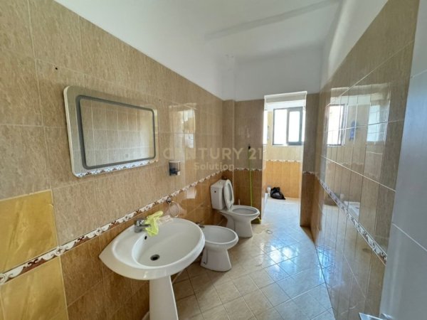 Tirane, jepet me qera zyre Kati 3, 109 m² 850 € (Bllok)