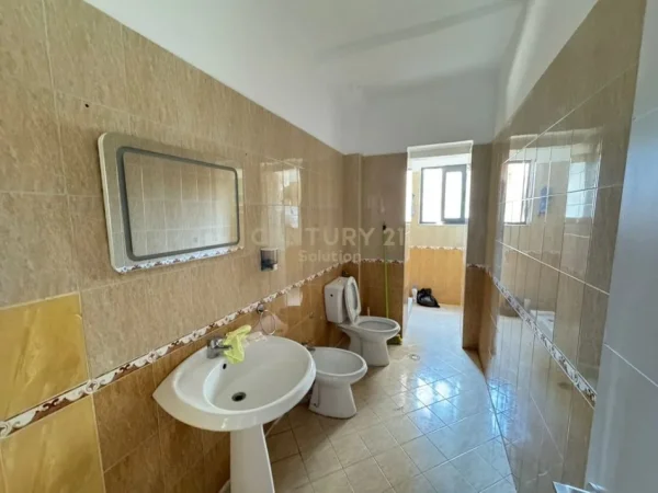 Tirane, jepet me qera zyre Kati 3, 109 m² 850 € (Bllok)