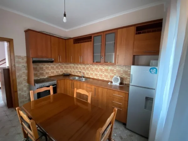 Tirane, jap me qera Vile 2 Katshe Kati 2, 200 m² 500 € (Ali Dem)