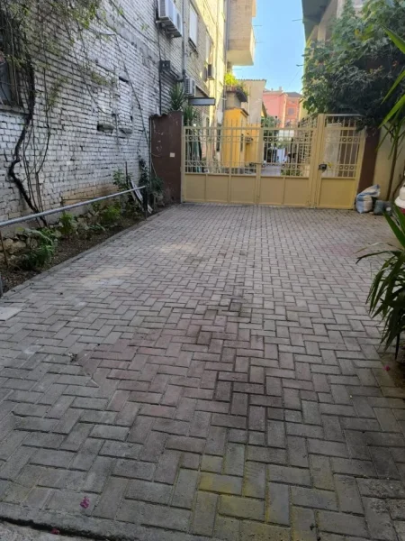 Tirane, jepet me qera magazine Kati 0, 260 m² 1.300 € (Ruga Siri Kodra)