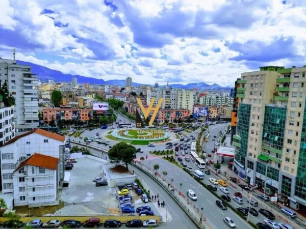 Tirane, jepet me qera zyre Kati 3, 100 m² 1.000 € (ZOGU I ZI)