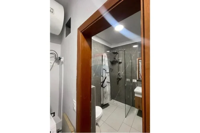 Tirane, jepet me qera apartament 2+1 Kati 1, 65 m² 600 € (21 Dhjetori)