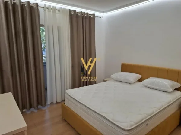 Tirane, jepet me qera apartament 1+1+Ballkon Kati 3, 65 m² 550 € (DISPANCERIA, PRANE STACIONIT TE TRENIT)