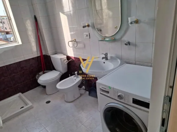 Tirane, jepet me qera apartament 1+1+Ballkon Kati 3, 65 m² 550 € (DISPANCERIA, PRANE STACIONIT TE TRENIT)