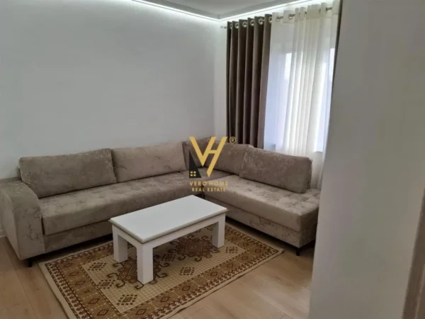 Tirane, jepet me qera apartament 1+1+Ballkon Kati 3, 65 m² 550 € (DISPANCERIA, PRANE STACIONIT TE TRENIT)