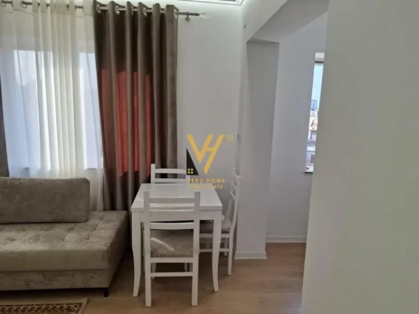 Tirane, jepet me qera apartament 1+1+Ballkon Kati 3, 65 m² 550 € (DISPANCERIA, PRANE STACIONIT TE TRENIT)