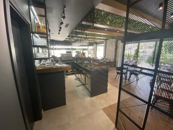 Tirane, jepet me qera bar-kafe Kati 0, 210 m² 650 € (Muhamet Deliu)