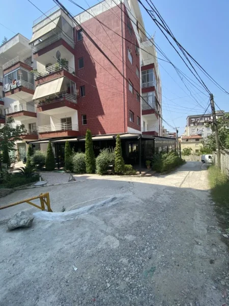 Tirane, jepet me qera bar-kafe Kati 0, 210 m² 650 € (Muhamet Deliu)