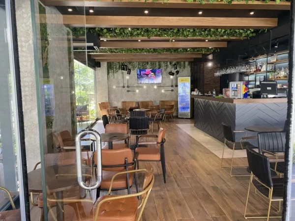 Tirane, jepet me qera bar-kafe Kati 0, 210 m² 650 € (Muhamet Deliu)